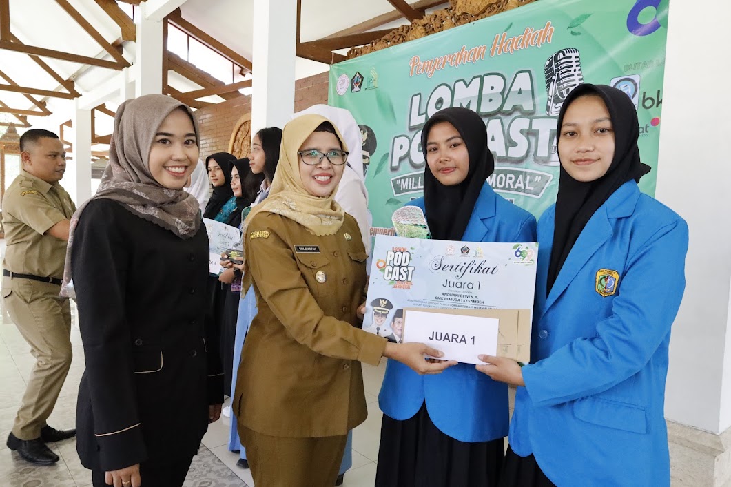 Juara 1 Lomba Podcast "Millenial Bermoral" Piala Mak Rini